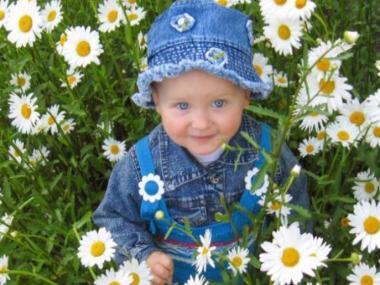 Dreng på en blomstermark - Pixabay